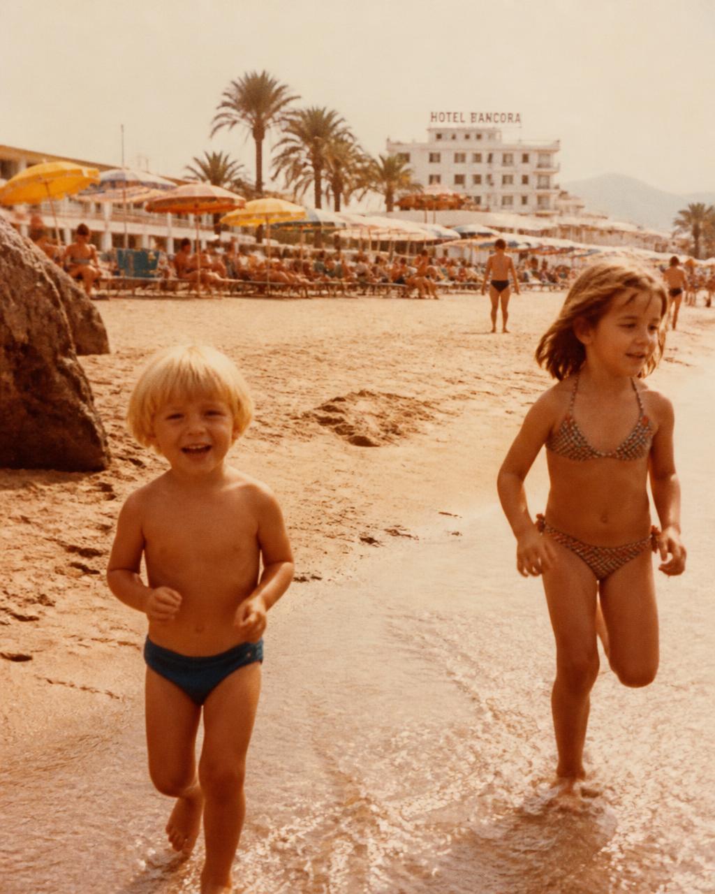 Photographie ancienne d'enfants courant sur une plage