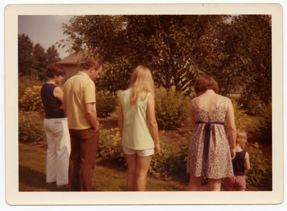 Photographie ancienne d'une famille dans un jardin